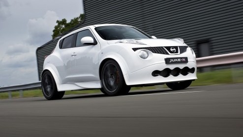 De Nissan Juke-R is voor slechts een handjevol mensen (met een flinke zak geld) in beperkte productie gegaan. Het eerste exemplaar kost zon 500.000 euro en is op weg naar de eerste koper. De sportiev