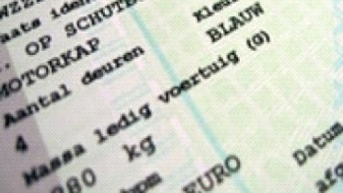 Na jarenlange groei zal het aantal personenautos in het Nederlandse wagenpark voor het eerst gaan dalen. Oorzaak is de gestegen export van gebruikte autos. Dit blijkt uit onderzoek uitgevoerd door V