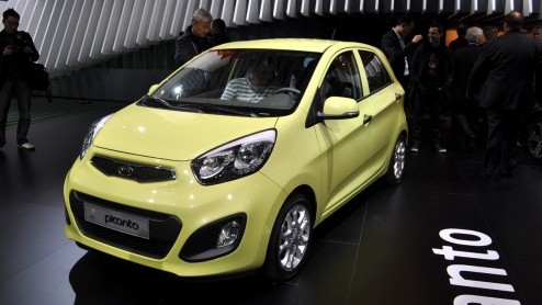 De Autosalon van Genve heeft vandaag zijn deuren voor het grote publiek geopend. AutoVandaag.nl is alvast even een kijkje gaan nemen en we hebben diverse primeurs, bijzondere studiemodellen en aankom