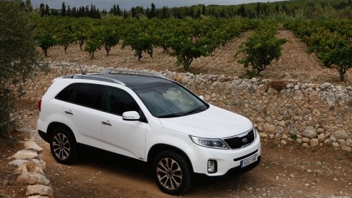 Het succes van de Kia Sportage zet de grotere Sorento een beetje in de schaduw. Kia laat het er echter niet bij zitten en heeft de stoere SUV nu grondig vernieuwd, ook al valt dat er niet meteen aan a