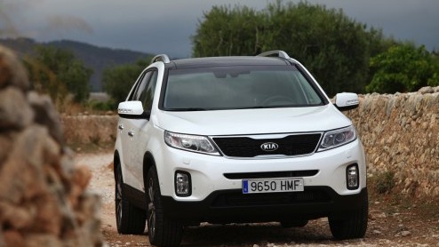 Het succes van de Kia Sportage zet de grotere Sorento een beetje in de schaduw. Kia laat het er echter niet bij zitten en heeft de stoere SUV nu grondig vernieuwd, ook al valt dat er niet meteen aan a