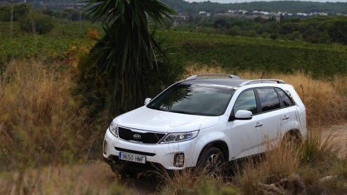 Het succes van de Kia Sportage zet de grotere Sorento een beetje in de schaduw. Kia laat het er echter niet bij zitten en heeft de stoere SUV nu grondig vernieuwd, ook al valt dat er niet meteen aan a