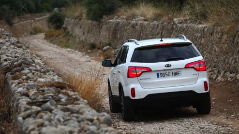 Het succes van de Kia Sportage zet de grotere Sorento een beetje in de schaduw. Kia laat het er echter niet bij zitten en heeft de stoere SUV nu grondig vernieuwd, ook al valt dat er niet meteen aan a