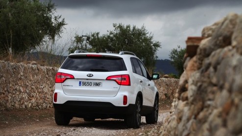 Het succes van de Kia Sportage zet de grotere Sorento een beetje in de schaduw. Kia laat het er echter niet bij zitten en heeft de stoere SUV nu grondig vernieuwd, ook al valt dat er niet meteen aan a