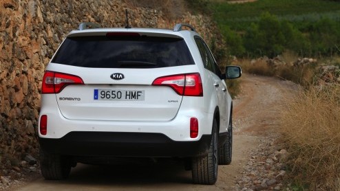 Het succes van de Kia Sportage zet de grotere Sorento een beetje in de schaduw. Kia laat het er echter niet bij zitten en heeft de stoere SUV nu grondig vernieuwd, ook al valt dat er niet meteen aan a