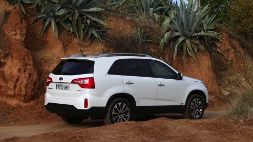 Het succes van de Kia Sportage zet de grotere Sorento een beetje in de schaduw. Kia laat het er echter niet bij zitten en heeft de stoere SUV nu grondig vernieuwd, ook al valt dat er niet meteen aan a