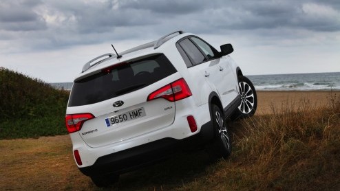 Het succes van de Kia Sportage zet de grotere Sorento een beetje in de schaduw. Kia laat het er echter niet bij zitten en heeft de stoere SUV nu grondig vernieuwd, ook al valt dat er niet meteen aan a