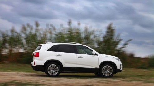Het succes van de Kia Sportage zet de grotere Sorento een beetje in de schaduw. Kia laat het er echter niet bij zitten en heeft de stoere SUV nu grondig vernieuwd, ook al valt dat er niet meteen aan a