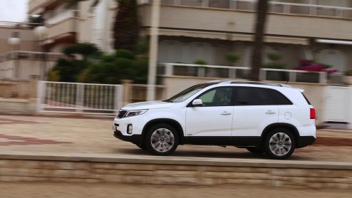Het succes van de Kia Sportage zet de grotere Sorento een beetje in de schaduw. Kia laat het er echter niet bij zitten en heeft de stoere SUV nu grondig vernieuwd, ook al valt dat er niet meteen aan a