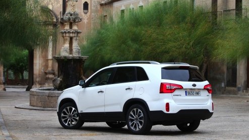 Het succes van de Kia Sportage zet de grotere Sorento een beetje in de schaduw. Kia laat het er echter niet bij zitten en heeft de stoere SUV nu grondig vernieuwd, ook al valt dat er niet meteen aan a