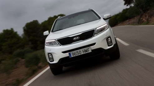 Kia heeft de prijzen van de nieuwe Sorento bekend gemaakt. Voortaan start de prijslijst bij 39.995 euro en dat is stukken voordeliger dan voorheen. Er verschijnen twee uitvoeringen in de showroom.