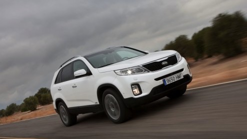 Het succes van de Kia Sportage zet de grotere Sorento een beetje in de schaduw. Kia laat het er echter niet bij zitten en heeft de stoere SUV nu grondig vernieuwd, ook al valt dat er niet meteen aan a