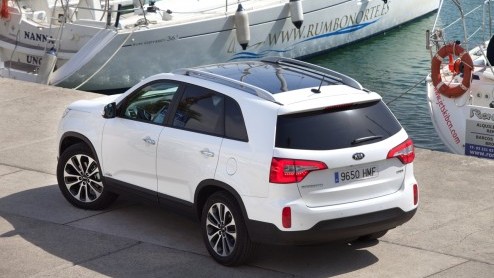 Het succes van de Kia Sportage zet de grotere Sorento een beetje in de schaduw. Kia laat het er echter niet bij zitten en heeft de stoere SUV nu grondig vernieuwd, ook al valt dat er niet meteen aan a