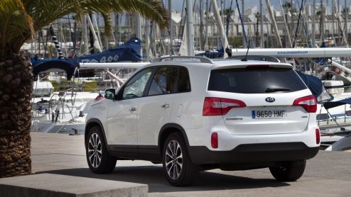 Kia heeft de prijzen van de nieuwe Sorento bekend gemaakt. Voortaan start de prijslijst bij 39.995 euro en dat is stukken voordeliger dan voorheen. Er verschijnen twee uitvoeringen in de showroom.
