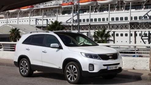 Het succes van de Kia Sportage zet de grotere Sorento een beetje in de schaduw. Kia laat het er echter niet bij zitten en heeft de stoere SUV nu grondig vernieuwd, ook al valt dat er niet meteen aan a