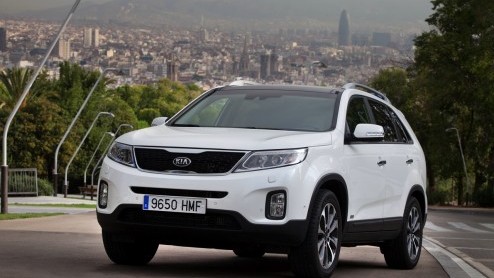 Kia heeft de prijzen van de nieuwe Sorento bekend gemaakt. Voortaan start de prijslijst bij 39.995 euro en dat is stukken voordeliger dan voorheen. Er verschijnen twee uitvoeringen in de showroom.