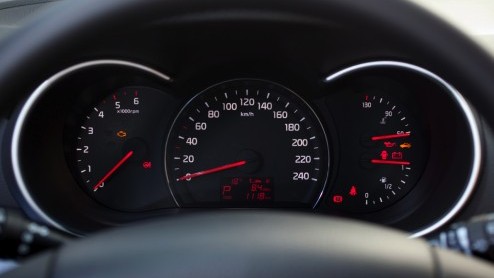 Het succes van de Kia Sportage zet de grotere Sorento een beetje in de schaduw. Kia laat het er echter niet bij zitten en heeft de stoere SUV nu grondig vernieuwd, ook al valt dat er niet meteen aan a
