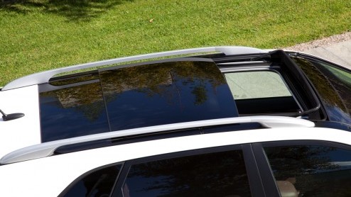 Het succes van de Kia Sportage zet de grotere Sorento een beetje in de schaduw. Kia laat het er echter niet bij zitten en heeft de stoere SUV nu grondig vernieuwd, ook al valt dat er niet meteen aan a