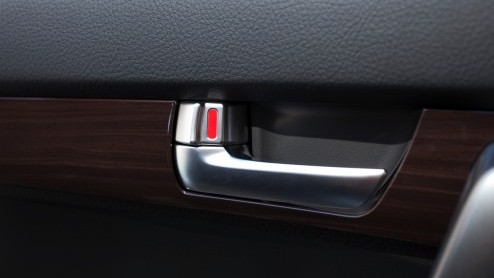 Het succes van de Kia Sportage zet de grotere Sorento een beetje in de schaduw. Kia laat het er echter niet bij zitten en heeft de stoere SUV nu grondig vernieuwd, ook al valt dat er niet meteen aan a