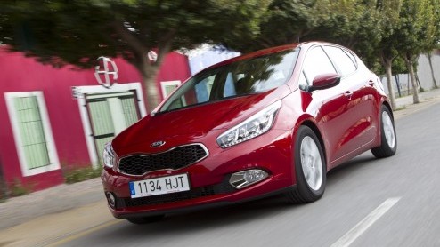 Kia heeft de prijzen van de nieuwe ceed bekend gemaakt. De Koreaan is er vanaf 17.195 euro met een 1.6 GDI benzinemotor en er zijn diverse pakketten beschikbaar om de uitrusting verder uit te breiden