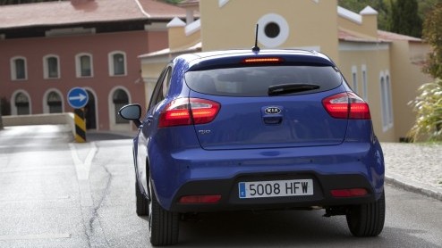 De Kia Rio heeft in ons land een onopvallend bestaan geleid. Nu compacte autos steeds meer aftrek vinden laat het merk geen kans liggen om de Rio een nieuw leven in te blazen. Met een totaal nieuw de
