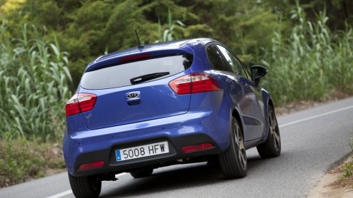 De Kia Rio heeft in ons land een onopvallend bestaan geleid. Nu compacte autos steeds meer aftrek vinden laat het merk geen kans liggen om de Rio een nieuw leven in te blazen. Met een totaal nieuw de