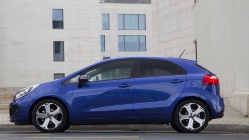 De Kia Rio heeft in ons land een onopvallend bestaan geleid. Nu compacte autos steeds meer aftrek vinden laat het merk geen kans liggen om de Rio een nieuw leven in te blazen. Met een totaal nieuw de