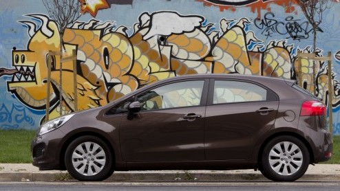 De Kia Rio heeft in ons land een onopvallend bestaan geleid. Nu compacte autos steeds meer aftrek vinden laat het merk geen kans liggen om de Rio een nieuw leven in te blazen. Met een totaal nieuw de