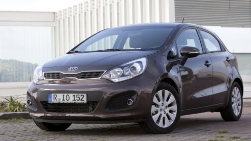 De Kia Rio heeft in ons land een onopvallend bestaan geleid. Nu compacte autos steeds meer aftrek vinden laat het merk geen kans liggen om de Rio een nieuw leven in te blazen. Met een totaal nieuw de
