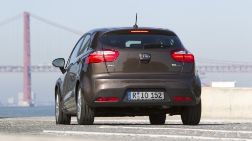 De Kia Rio heeft in ons land een onopvallend bestaan geleid. Nu compacte autos steeds meer aftrek vinden laat het merk geen kans liggen om de Rio een nieuw leven in te blazen. Met een totaal nieuw de