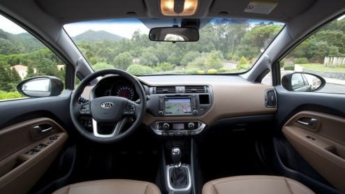 De Kia Rio heeft in ons land een onopvallend bestaan geleid. Nu compacte autos steeds meer aftrek vinden laat het merk geen kans liggen om de Rio een nieuw leven in te blazen. Met een totaal nieuw de