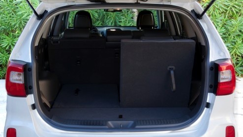 Het succes van de Kia Sportage zet de grotere Sorento een beetje in de schaduw. Kia laat het er echter niet bij zitten en heeft de stoere SUV nu grondig vernieuwd, ook al valt dat er niet meteen aan a