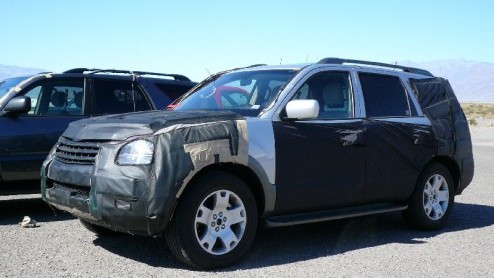 Onze oplettende lezer Dion de Vries spotte onlangs in Death Valley Californie een flinke Koreaanse SUV, de Kia Mesa. Hoewel Kia al enkele teasers van dit model de wereld in stuurde en het model zal de