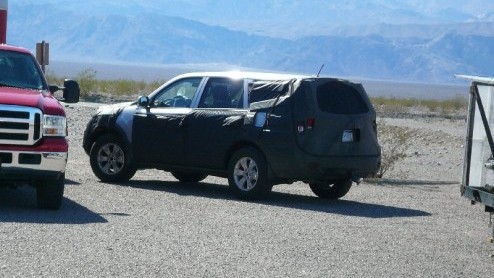 Onze oplettende lezer Dion de Vries spotte onlangs in Death Valley Californie een flinke Koreaanse SUV, de Kia Mesa. Hoewel Kia al enkele teasers van dit model de wereld in stuurde en het model zal de