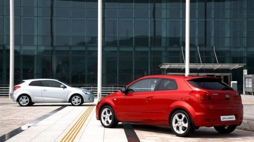 Kia heeft met de ceed opnieuw de smaak te pakken. Deze Koreaan is nu niet alleen in vijfdeurs-uitvoering of Sporty Wagon leverbaar, maar ook in driedeurs pro_ceed. Daarbij ging het merk niet over 