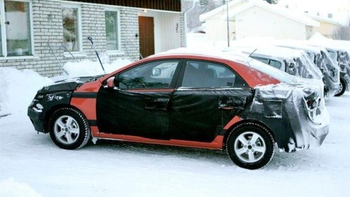 De Kia Spectra - gebaseerd op de bij ons niet meer leverbare Cerato - wordt volgend jaar afgelost. De nieuwe generatie kan rekenen op elementen van de Koup concept. De nog verhulde Spectra (de naam Fo