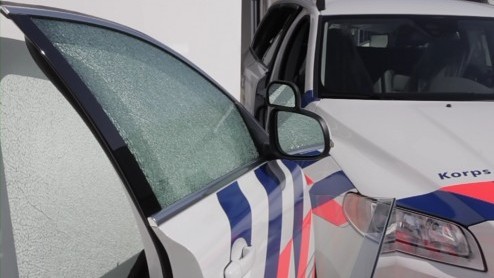 Volvo heeft 29 politieauto's van het KLPD uitgerust met een systeem dat automatisch te hulp schiet door de zijruit te verbrijzelen, in het geval de auto te water gaat.