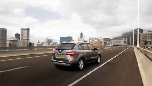 Nog voor de zomer heeft Renault de Koleos bij de dealers staan. De prijzen zijn zoals gebruikelijk al eerder gearriveerd. Vanaf 29.000 staat de nieuwe compacte SUV krachtig voor de deur, als 2.5 16V D