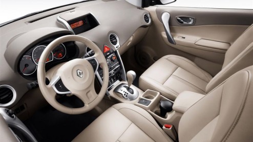 Nog voor de zomer heeft Renault de Koleos bij de dealers staan. De prijzen zijn zoals gebruikelijk al eerder gearriveerd. Vanaf 29.000 staat de nieuwe compacte SUV krachtig voor de deur, als 2.5 16V D