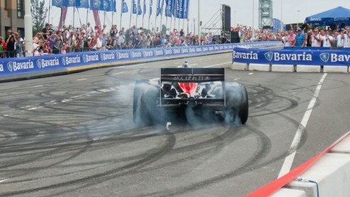 Komende zondag 18 augustus vindt alweer de negende editie plaats van City Racing Rotterdam en het programma is wederom spectaculair. We geven je alvast een voorproefje. Het evenement is voor een groot