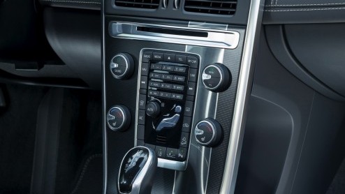 Autotest Volvo XC60 T6 en S60 T6 van modeljaar 2014, aangedreven door een nieuwe 2,0 liter turbomotor met supercharger. Hoe pakt 306 pk op de voorwielen uit, en wat scoort de nieuwe T6 in verbruik?
