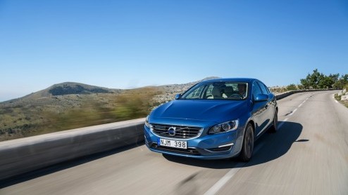 Autotest Volvo XC60 T6 en S60 T6 van modeljaar 2014, aangedreven door een nieuwe 2,0 liter turbomotor met supercharger. Hoe pakt 306 pk op de voorwielen uit, en wat scoort de nieuwe T6 in verbruik?