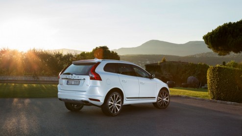 Autotest Volvo XC60 T6 en S60 T6 van modeljaar 2014, aangedreven door een nieuwe 2,0 liter turbomotor met supercharger. Hoe pakt 306 pk op de voorwielen uit, en wat scoort de nieuwe T6 in verbruik?