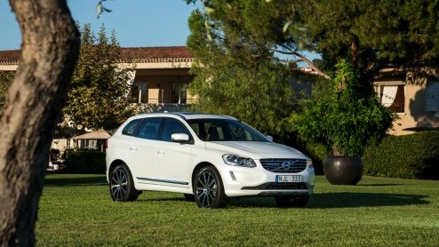 Autotest Volvo XC60 T6 en S60 T6 van modeljaar 2014, aangedreven door een nieuwe 2,0 liter turbomotor met supercharger. Hoe pakt 306 pk op de voorwielen uit, en wat scoort de nieuwe T6 in verbruik?