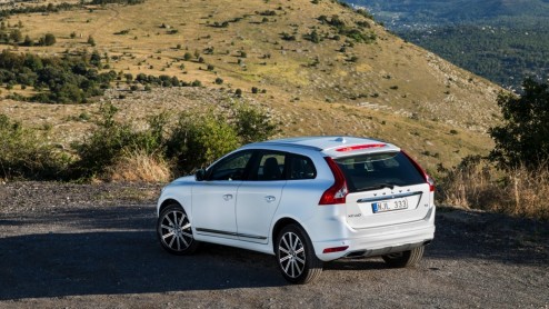 Autotest Volvo XC60 T6 en S60 T6 van modeljaar 2014, aangedreven door een nieuwe 2,0 liter turbomotor met supercharger. Hoe pakt 306 pk op de voorwielen uit, en wat scoort de nieuwe T6 in verbruik?
