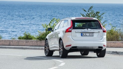 Autotest Volvo XC60 T6 en S60 T6 van modeljaar 2014, aangedreven door een nieuwe 2,0 liter turbomotor met supercharger. Hoe pakt 306 pk op de voorwielen uit, en wat scoort de nieuwe T6 in verbruik?