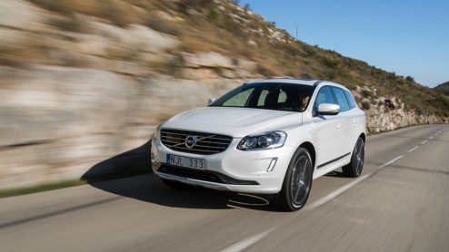 Autotest Volvo XC60 T6 en S60 T6 van modeljaar 2014, aangedreven door een nieuwe 2,0 liter turbomotor met supercharger. Hoe pakt 306 pk op de voorwielen uit, en wat scoort de nieuwe T6 in verbruik?