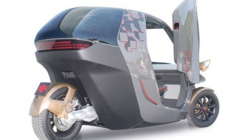 KTM is aan het experimenteren geslagen. Ze presenteren deze E3W, een elektrisch aangedreven driewieler voor stadsgebruik. De Oostenrijkse fabrikant heeft het met deze E3W gemunt op de Renault Twizy.