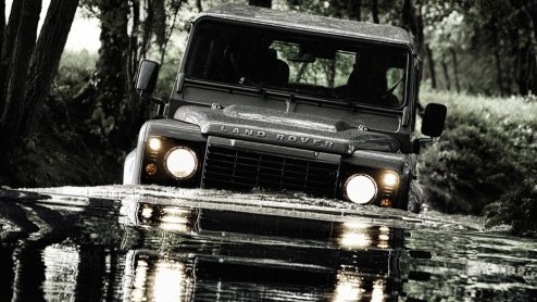 Land Rover houdt de iconische Defender nog even fris. Het werkpaard krijgt in het nieuwe modeljaar een nieuwe 2.2 liter dieselmotor en is verkrijgbaar in nieuwe uitvoeringen.
