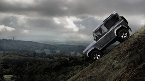 Land Rover houdt de iconische Defender nog even fris. Het werkpaard krijgt in het nieuwe modeljaar een nieuwe 2.2 liter dieselmotor en is verkrijgbaar in nieuwe uitvoeringen.